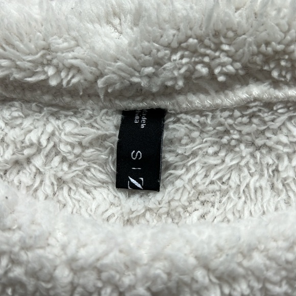 Amazon Cream Fuzzy Lounge Set - Picture 10 of 11